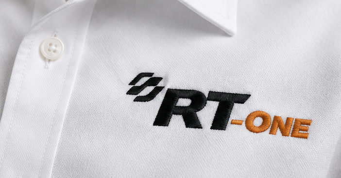 Logo bordado no peito da camisa masculina