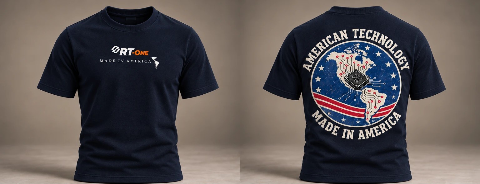 Camiseta slim azul-marinho Made in America versão 2, logo RT-One e Made in America no peito, emblema American Technology nas costas