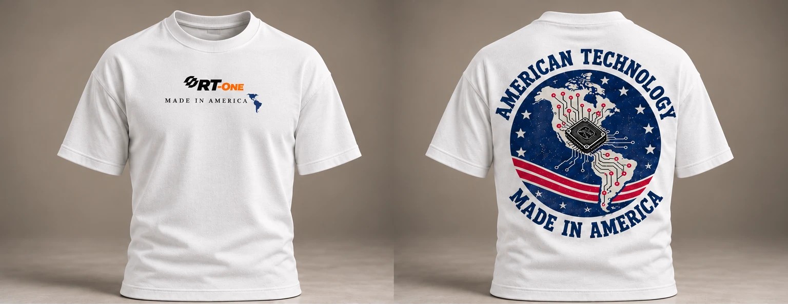 Camiseta tradicional branca Made in America versão 2, com o logo RT-One e Made in America no peito e o emblema nas costas