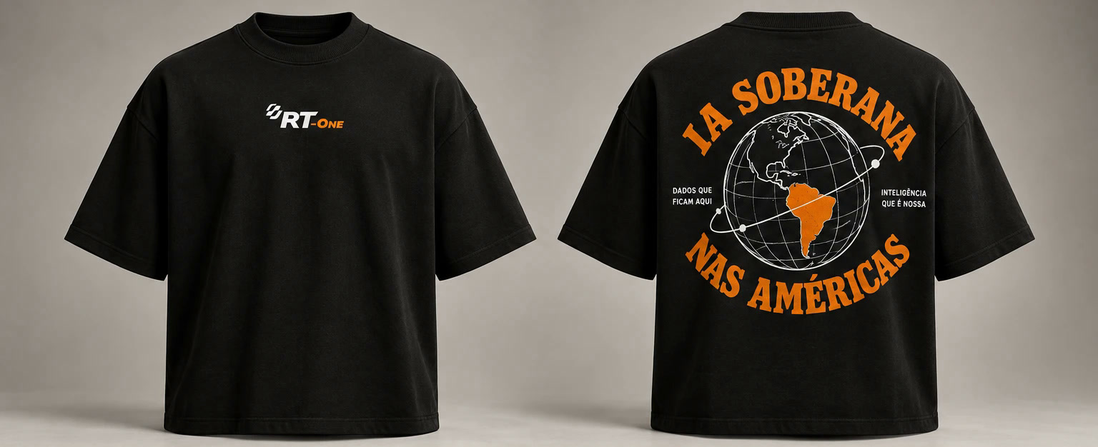 Camiseta oversized preta RT-One, frente com logo no peito e costas com globo e IA soberana nas Américas em arco