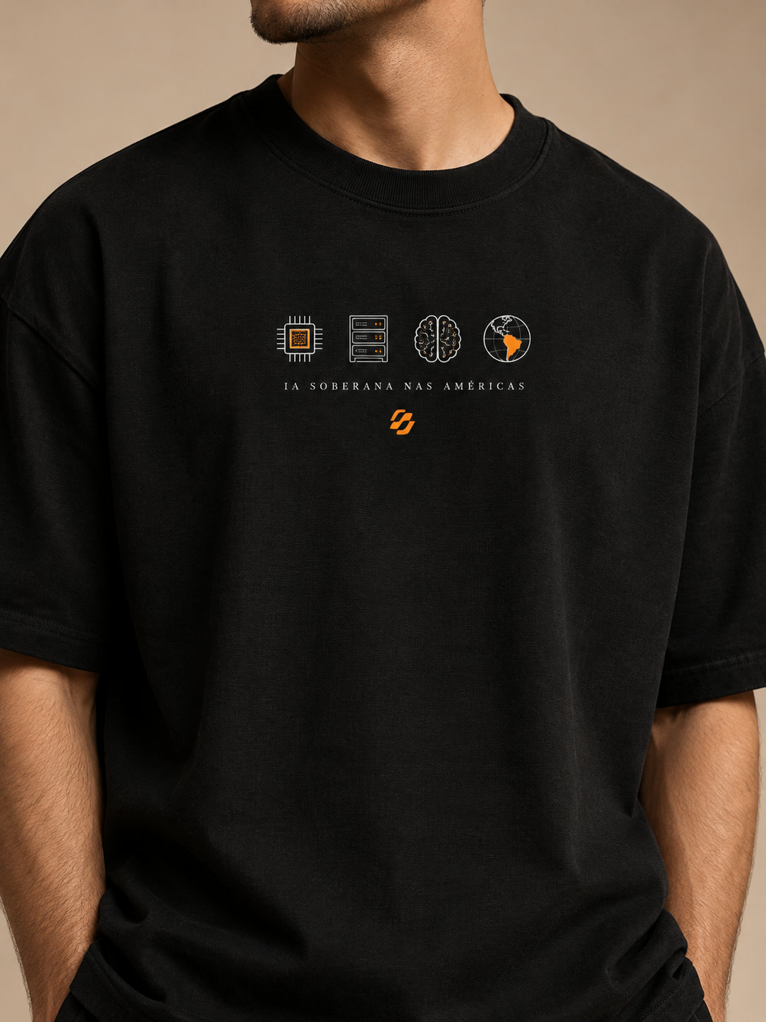 Camiseta oversized preta com quatro ícones de IA, a frase e o símbolo no peito