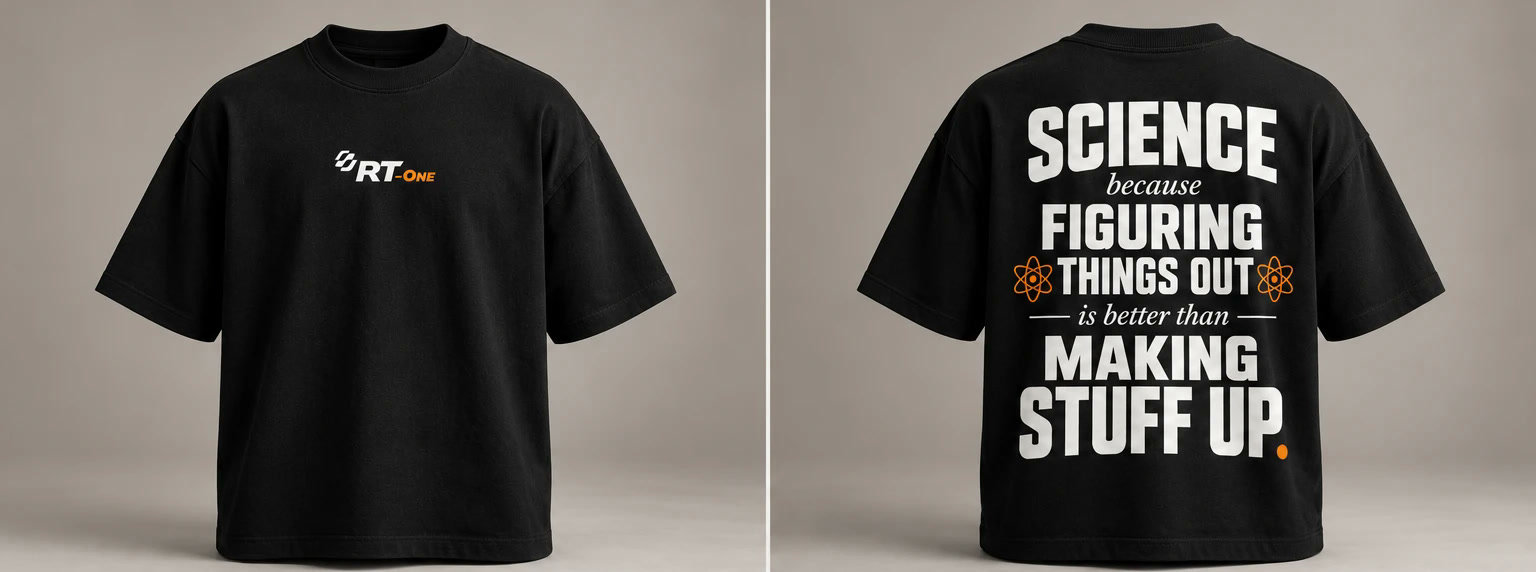 Camiseta oversized preta RT-One, frente com logo no peito e costas com o cartaz tipográfico Science
