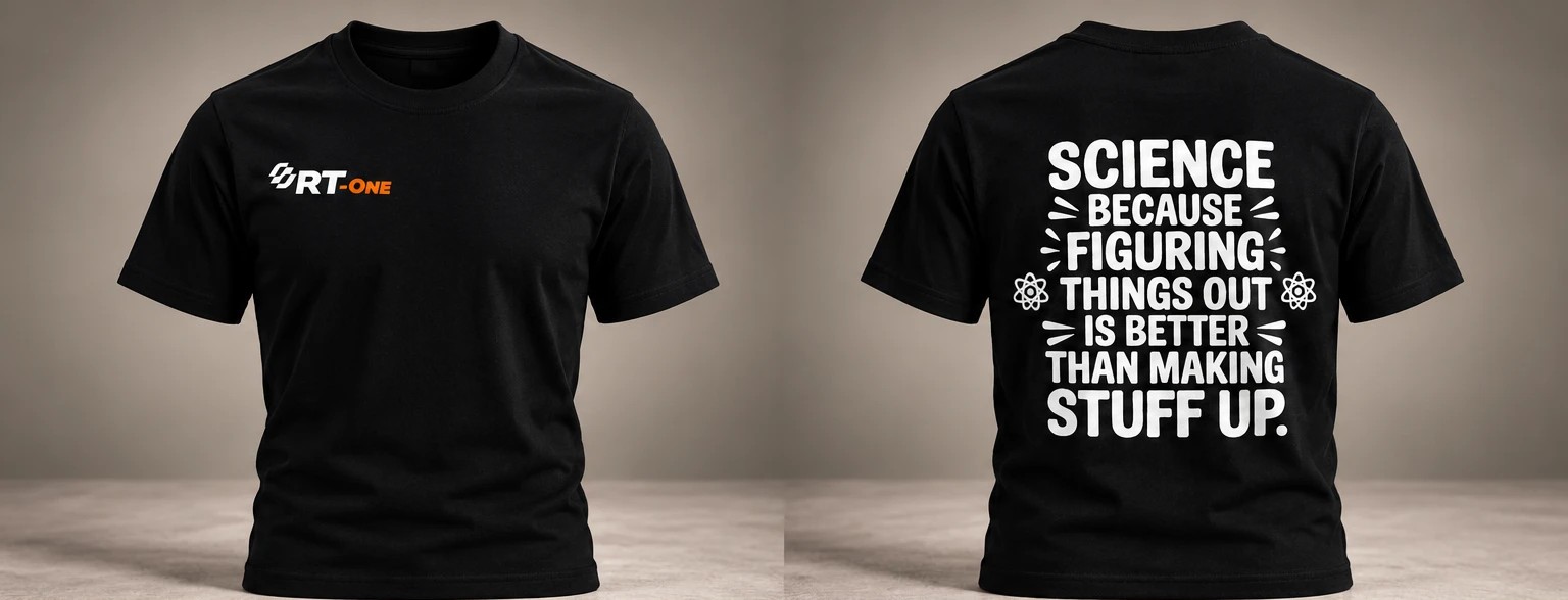 Camiseta tradicional preta RT-One, logo pequeno no canto do peito e a frase Science because figuring things out nas costas
